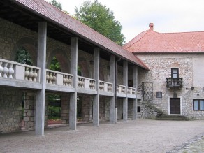 Dvorišče ribniškega gradu (fotograf: Janez Novak)