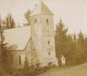 Pogled na cerkvica sv. Jurija pred drugo svetovno vojno. (Hrani družina Kosler.)